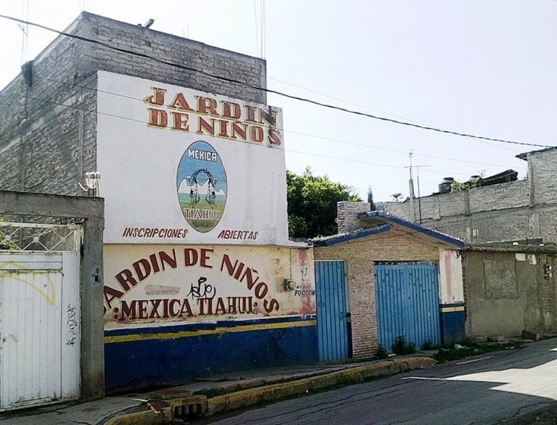 Escuela sobre avenida del mazo cerca del municipio en Valle de Chalco Solidaridad, México 