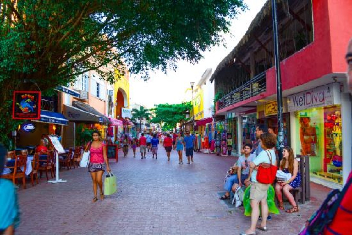 Local comercial sobre la transitada 5 ta avenida en Playa del Carmen, Quintana Roo 